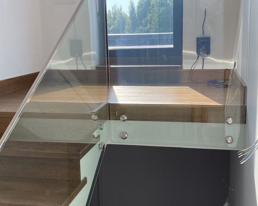 Лестиница из ясеня с прозраным ограждением 3