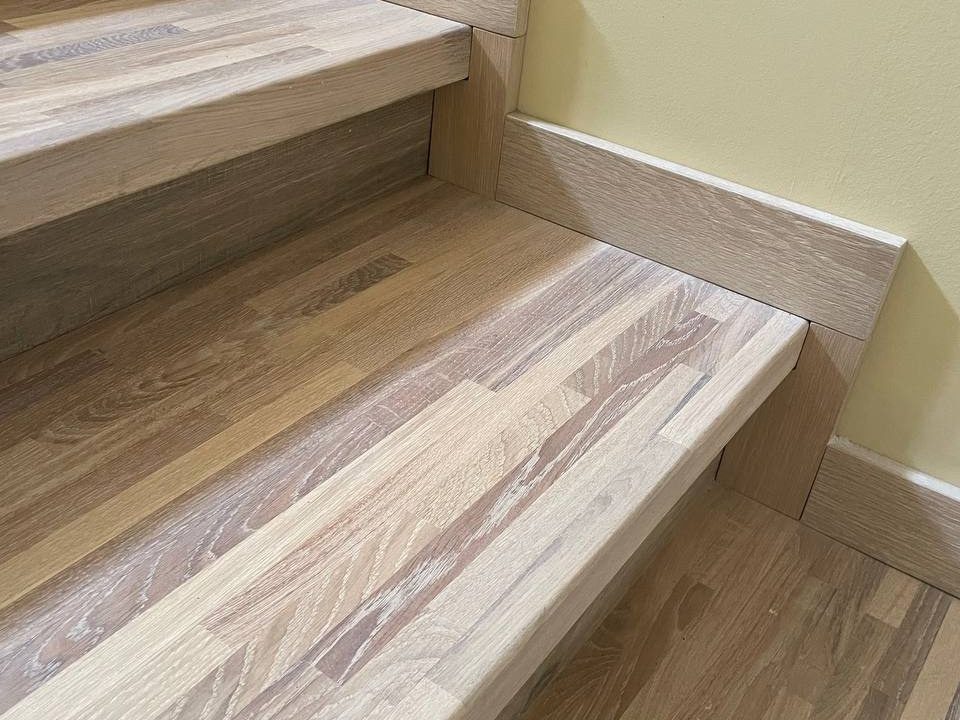 Лестница и перила из сращено ламельного бурого дуба (9)