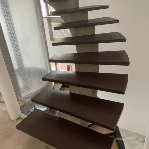 Ступени из цельно ламельного дуба экстра с заглушками снизу (1)